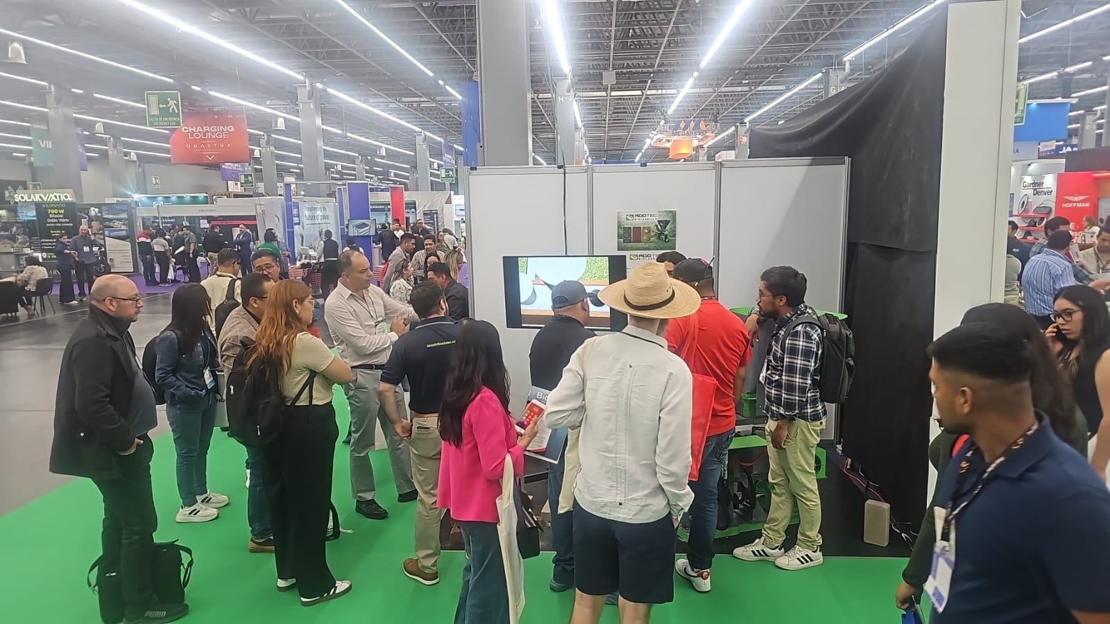 Visitantes en el stand