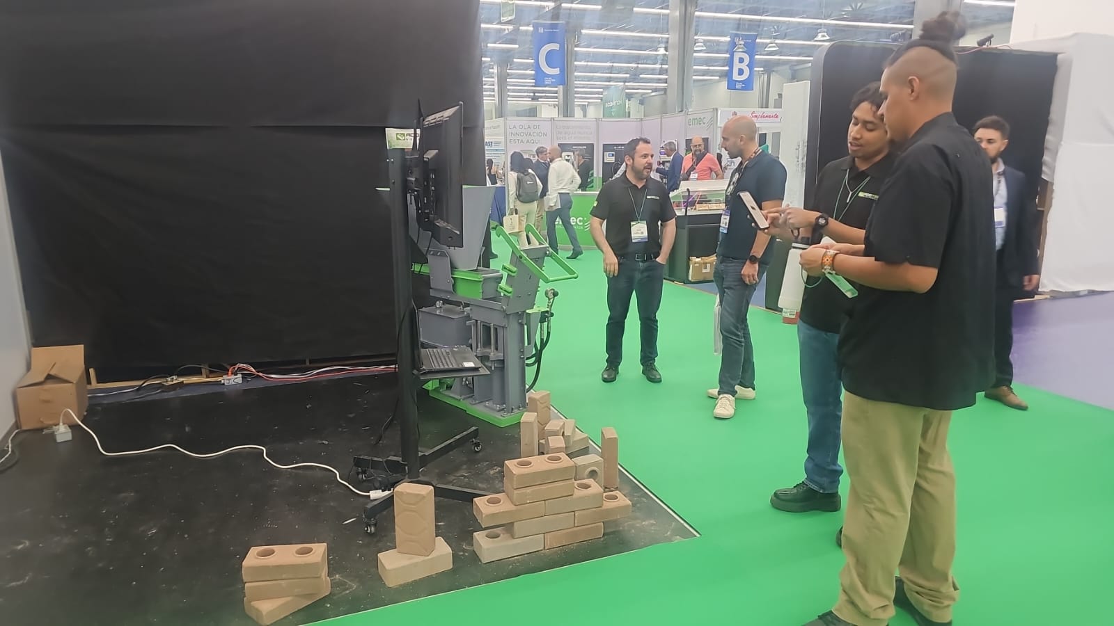 Conversaciones en el stand